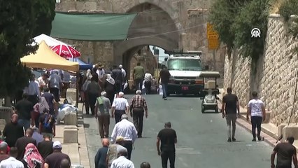 İsrail polisi, cuma namazını Mescid-i Aksa’da kılmak isteyen yüzlerce Filistinlinin girişine izin vermedi
