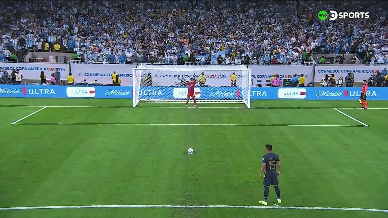 "Dibu" Martínez ataja el penal de Ángel Mena en la definición de los cuartos de final de la Copa América ante Ecuador