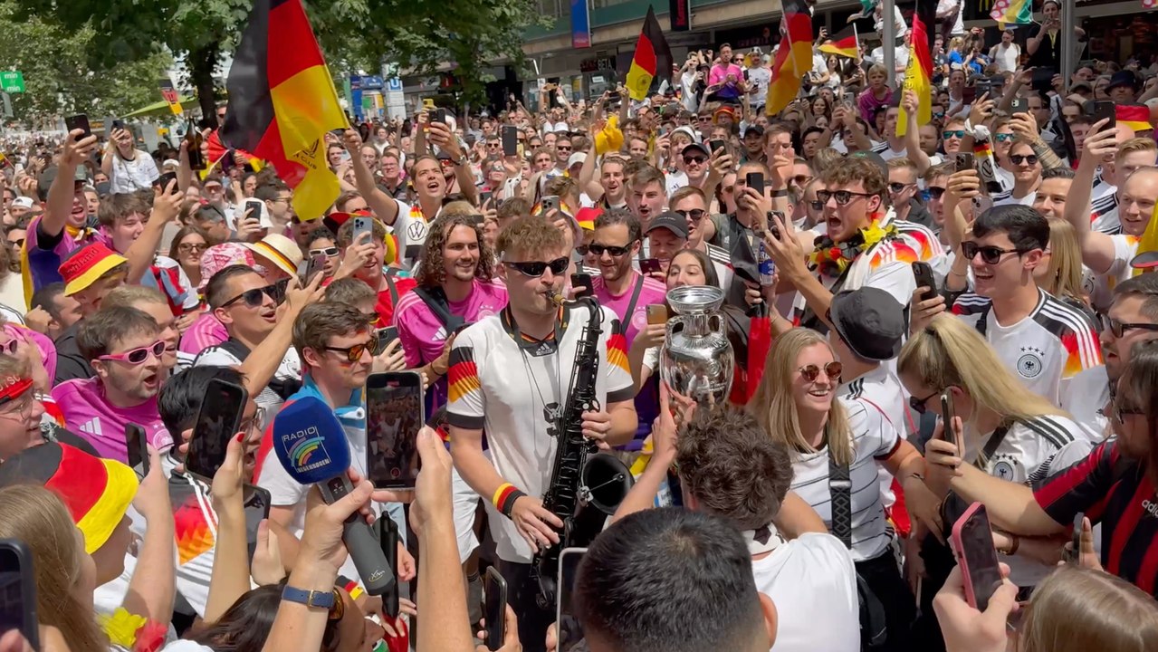 Deutsche Fans stemmen schon den Pokal - Saxophonist heizt der Menge ein