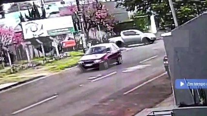 Vídeo mostra Hilux tombando após colisão com L200 no Parque São Paulo