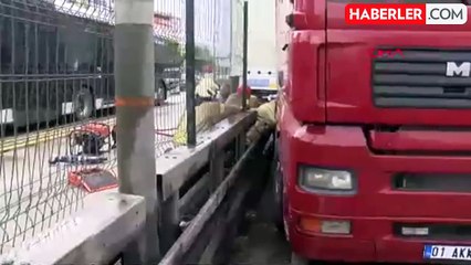 Avcılar'da TIR Kazası: Yol Trafiğe Kapandı