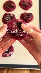 Snack congelé vegan   - Une grosse poignée de framboises  - 1 yaourt de soja - 2 carrés de chocolat noir - Topping : noix de coco, graines de chanvres   ➡️ J’ai laissé 2h au congélateur