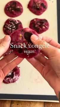 Snack congelé vegan - Une grosse poignée de framboises - 1 yaourt de soja - 2 carrés de chocolat noir - Topping : noix de coco, graines de chanvres ➡️ J’ai laissé 2h au congélateur