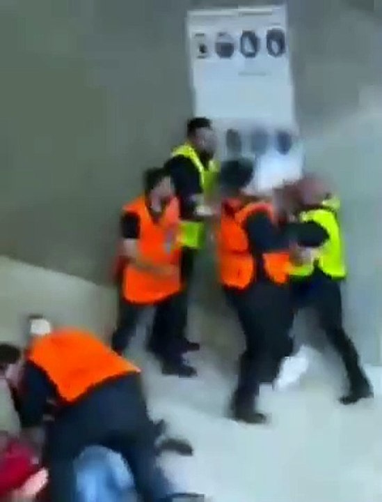 Adeptos Portugueses, são agredidos violentamente pelos seguranças do jogo Portugal - Eslovénia.