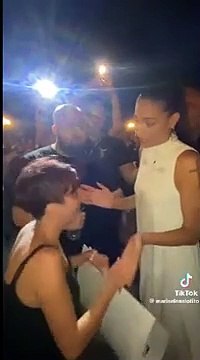 Bari, fan chiamerà la sua bimba Elodie: la cantante emozionata bacia il pancione durante il concerto