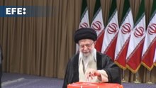 El líder supremo de Irán vota en la capital