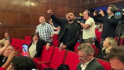 Discurso de Farage interrompido por vários manifestantes