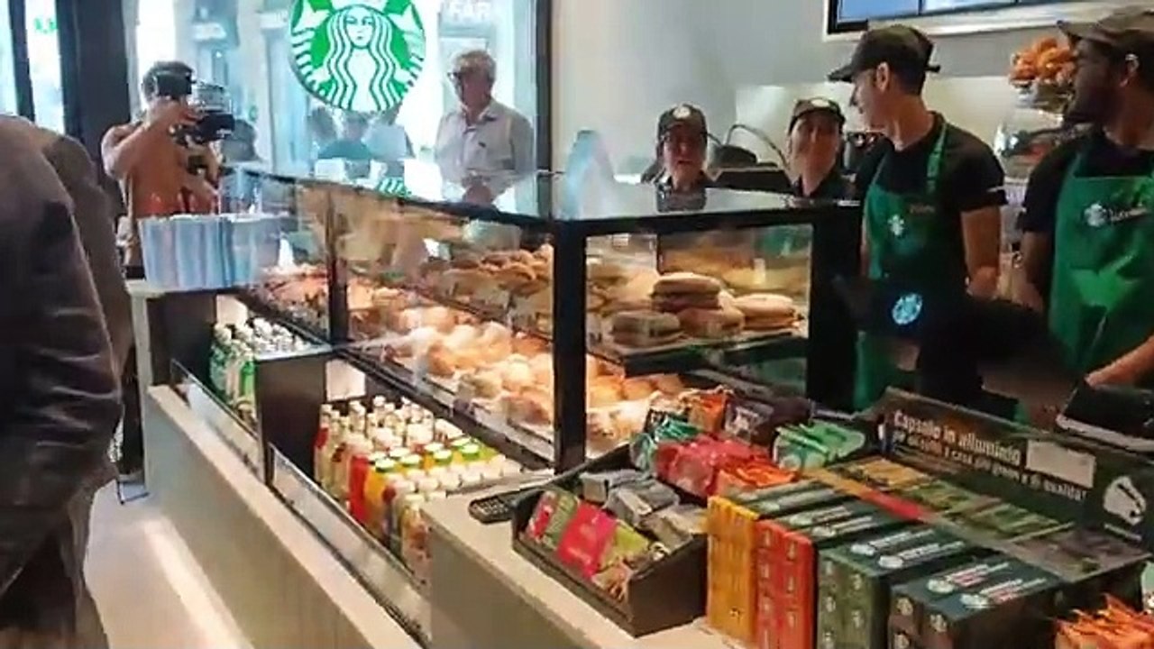Padova, in piazza delle Erbe apre Starbucks: il video dell'inaugurazione