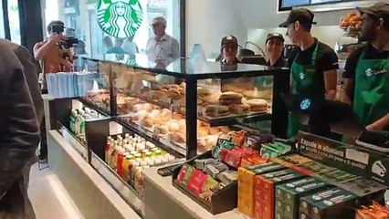 Padova, in piazza delle Erbe apre Starbucks: il video dell'inaugurazione