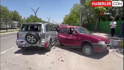 Hafif ticari araç park halindeki 3 araca çarptı: 3 yaralı