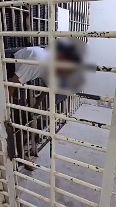 Detento tenta fugir de cela e fica entalado