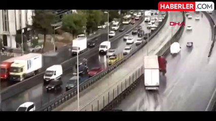 AVCILAR'da Yağışlı Havada TIR Kazası