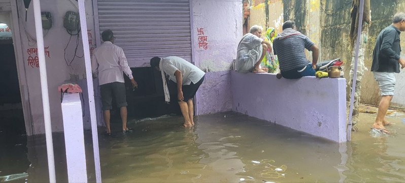 साढ़े तीन घंटे में 3.1 इंच बारिश, बाजार में 100 दुकानों में भरा पानी, 25 लाख रुपए का नुकसान