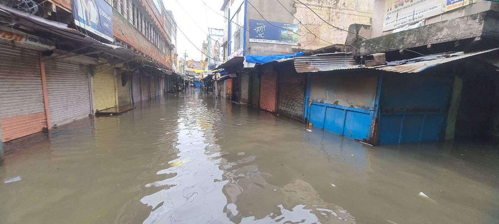 साढ़े तीन घंटे में 3.1 इंच बारिश, बाजार में 100...
