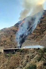 فرق الإطفاء تباشر حريقاً انتشر في جبال عقبة الباحة