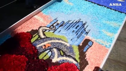 Milano, via della Spiga si colora con l'infiorata