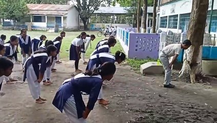 বড় শৌলমারী ঠাকুর পঞ্চানন উচ্চ বিদ্যালয়ের ছাত্রীদের আত্মরক্ষায় ক্যারাটে প্রশিক্ষণ।