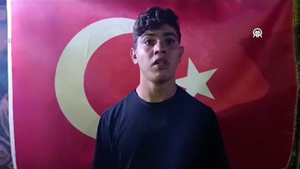 Download Video: Suriye’nin kuzeyinde saldırdığı Türk bayrağını öpüp özür diledi