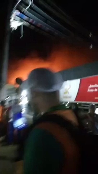 [Vídeo] Galpão da Ultraplast pega fogo na noite desta sexta-feira (05)