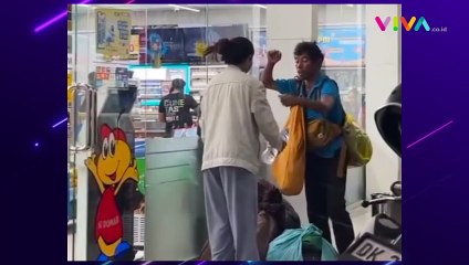 Pedagang Ini Dorong Wanita yang Beri Minuman-Makanan