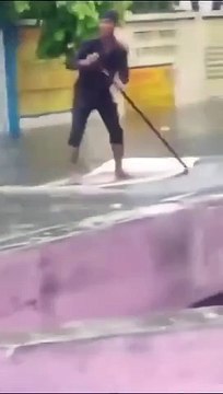 The boat running in the district hospital of Bahraich tells us that during the rainy season, the boat does not only run on the roads of Gorakhpur, it runs here as well.