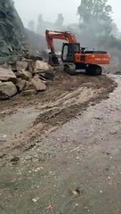 Rudraprayag, Uttarakhand: Heavy rains block NH 107 at Doliya Devi (Phata). Teams are working to clear the road. (Video: Rudraprayag Police) #Rudraprayag #Uttarakhand