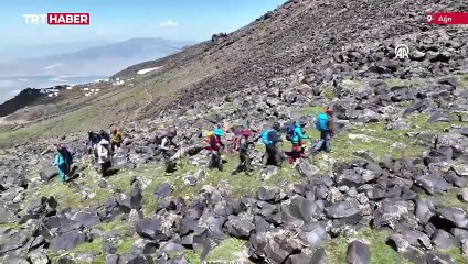 Tırmandığı Ağrı Dağı'ndan paraşütle indi