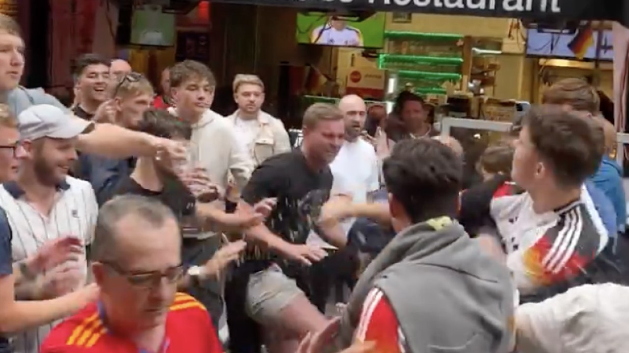 Rissa tra tifosi tedeschi e inglesi dopo l'eliminazione della Germania