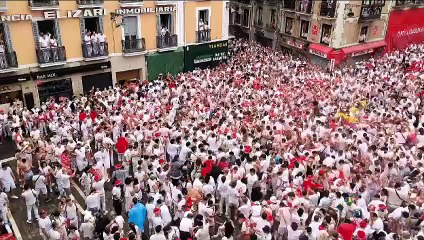 Muchas ganas de fiesta en la plaza del Ayuntamiento antes del Chupinazo