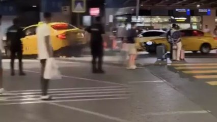 Sabiha Gökçen'de taksi terörü: Önüne gelen her şeye çarptı
