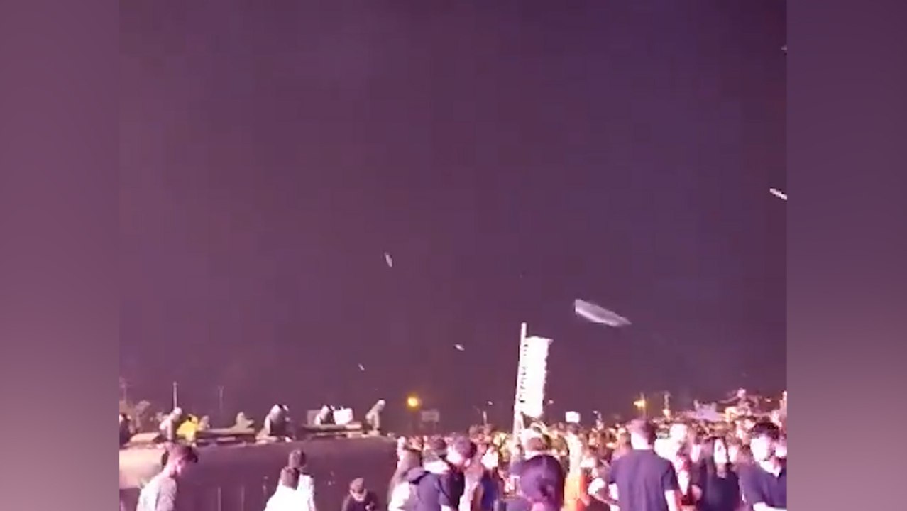 "Ne mutlu Türk'üm diyene" sözlerinden sonra Bengü'ye pet şişeli saldırı