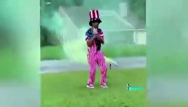 Si piazza un fuoco d'artificio in testa per festeggiare il 4 luglio