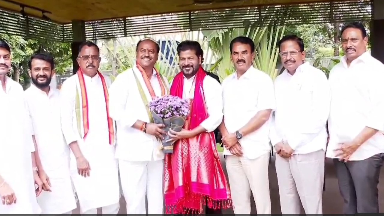 KCR CAR కు మరో Pumcture.. Congress party లో చేరిన గద్వాల్ MLA.| Oneindia Telugu