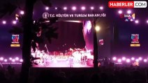 Van'da Bengü konserinde pet şişe protestosu