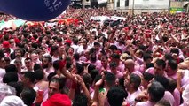 Estalla la fiesta en la plaza del Ayuntamiento tras el Chupinazo