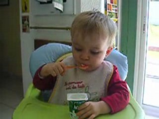 Corentin mange seul un yaourt