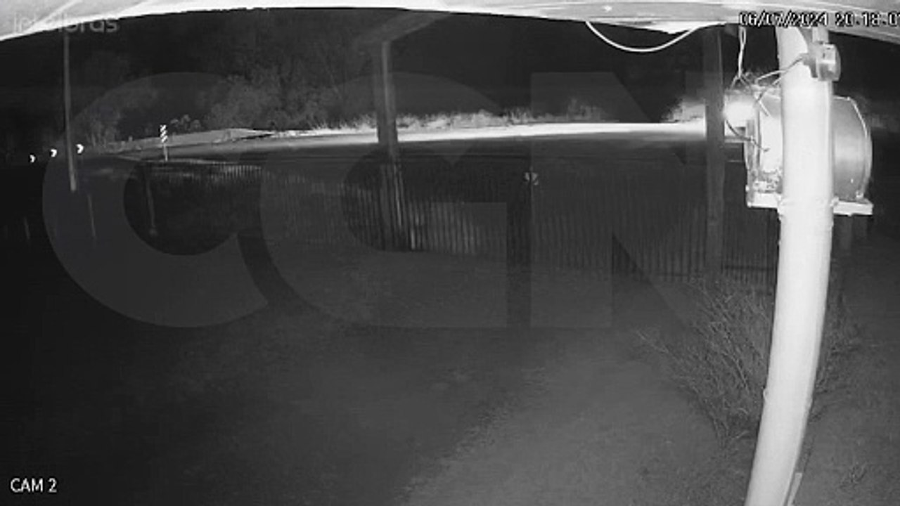 Câmera flagra Astra descontrolado caindo em riacho em acidente com duas mortes em Cascavel