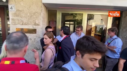 L?abbraccio tra Fratoianni e Salis alla fine del punto stampa post assemblea nazionale