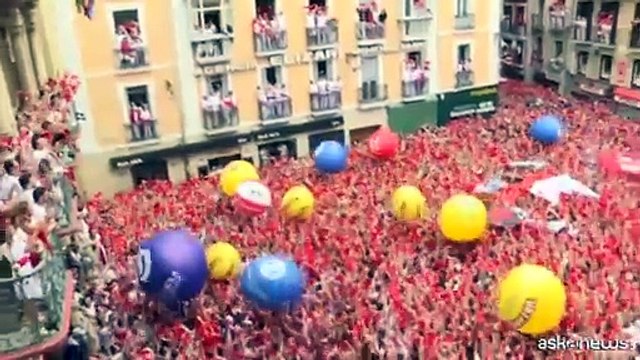 A Pamplona si rinnova la tradizione di San Fermino, al via la festa