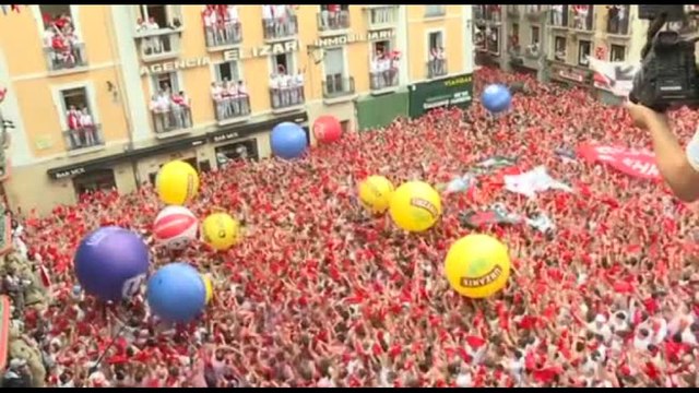 A Pamplona si rinnova la tradizione di San Fermino, al via la festa