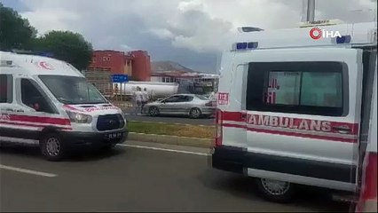 Havada taklalar attı, yolda yürüyen kadın ve çocuğa çarptı!