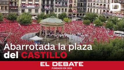 La plaza del Castillo de Pamplona abarrotada por los Sanfermines