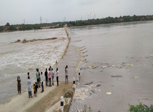 ईसरदा बांध ओवरफ्लो, बनास रपट पर दो फीट बह रहा पानी