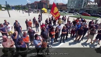 Torino, protesta in piazza per il futuro incerto della Lear