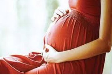 दो किलोमीटर तक चारपाई पर गई गर्भवती महिला, शाहजहांपुर में बेबस दिखे लोग