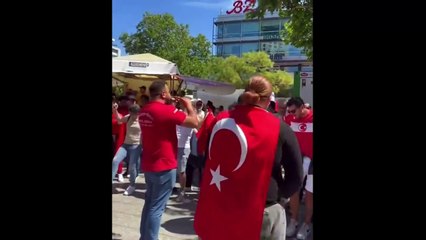 Dostluk kazansın: Hollandalılar, Türk taraflara halayda eşlik etti