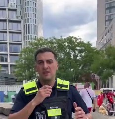 Berlin'de 'bozkurt' işareti yapan Türk taraftarlar polis tarafından durduruldu