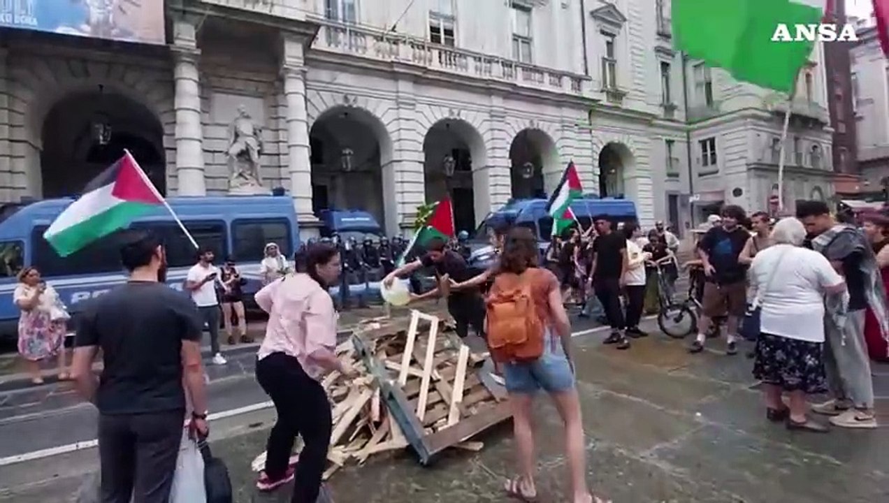 Torino, corteo pro-Palestina: acceso un falo' davanti al Comune