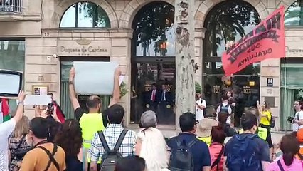 Manifestantes contra el turismo ante un hotel, gritan "su lujo, nuestra miseria"