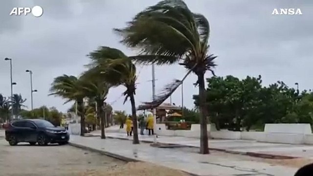 Messico, l'uragano Beryl declassato a tempesta tropicale
